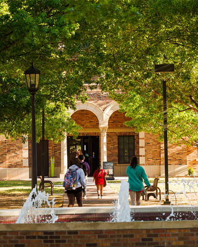 Group of students walking through the quad.