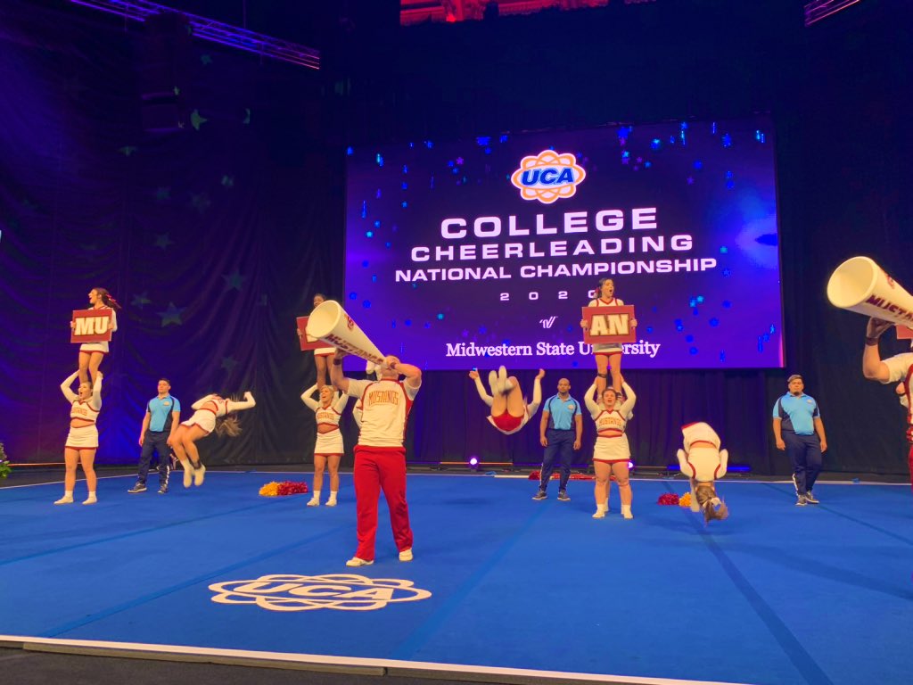 Cheerleaders performing at Nationals